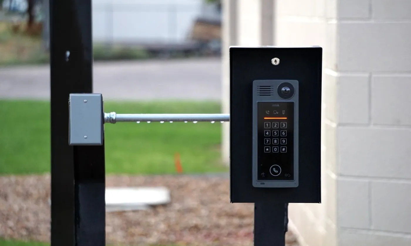 Building entry intercom used for visitor communication
